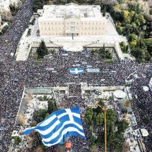 1 ΕΚΑΤΟΜΜΥΡΙΟ ΕΛΛΗΝΙΔΕΣ ΚΑΙ ΕΛΛΗΝΕΣ ΤΡΑΓΟΥΔΟΥΝ ΤΟΝ ΕΘΝΙΚΟ ΥΜΝΟ ΣΤΟ ΣΥΛΛΑΛΗΤΗΡΙΟ ΣΤΟ ΣΥΝΤΑΓΜΑ. VIDEO