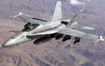 ΜΑΧΗΤΙΚΟ ΑΕΡΟΣΚΑΦΟΣ F-18 ΣΠΑΕΙ ΤΟ ΦΡΑΓΜΑ ΤΟΥ ΗΧΟΥ ΜΠΡΟΣΤΑ ΣΤΗ ΚΑΜΕΡΑ