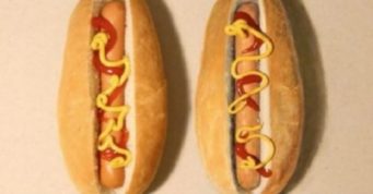 ΕΝΑ ΑΠΟ ΤΑ ΔΥΟ HOT DOG ΤΗΣ ΕΙΚΟΝΑΣ ΕΙΝΑΙ ΖΩΓΡΑΦΙΣΜΕΝΟ. ΠΟΙΟ ΕΙΝΑΙ;