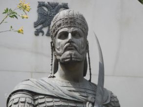 6 ΙΑΝΟΥΑΡΙΟΥ 1449. Ο ΤΕΛΕΥΤΑΙΟΣ ΑΥΤΟΚΡΑΤΟΡΑΣ ΤΟΥ ΒΥΖΑΝΤΙΟΥ ΚΩΝΣΤΑΝΤΙΝΟΣ ΠΑΛΑΙΟΛΟΓΟΣ ΣΤΕΦΕΤΑΙ ΣΤΟΝ ΜΥΣΤΡΑ