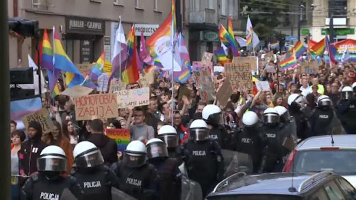 Η ΠΟΛΩΝΙΑ ΑΠΑΓΟΡΕΥΕΙ ΤΑ GAY PRIDE ΚΑΙ ΘΩΡΑΚΙΖΕΙ ΤΗΝ ΠΑΡΑΔΟΣΙΑΚΗ ΟΙΚΟΓΕΝΕΙΑ